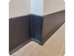 Плинтус алюминиевый ПЛ-80 Черный в интерьере 2