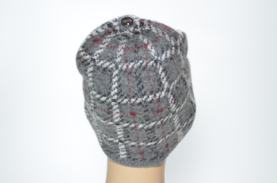 Серая вязаная шапка женская шотландская клетка
