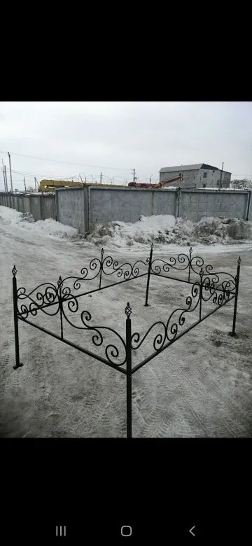 Ограда №14;
Высота полотна - 40 см;
Каркас - труба 20*20/столбы 25*25;
Рисунок - пруток 12 мм;
Цена - 2050 (с лаком+150) р. за п.м.