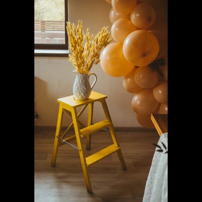 Оформление дня рождения в бело-жёлтых оттенках № 1468