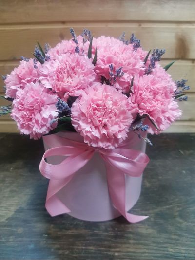 Шляпная коробка с диантусами "Розовый пух"