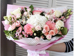 Букет с гортензией "Цветущий луг"