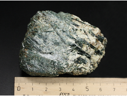 Актинолит в белом тальке, необработанный, дикий образец, Россия, Северный Кавказ, КЧР (62*48*25 мм, 102 г) №37771