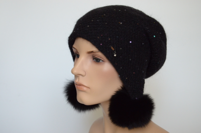 Шапка вязаная с помпонами и пайетками