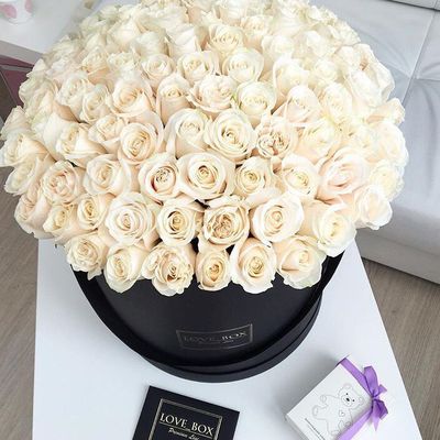 Букет в шляпной коробке с  розами XXL