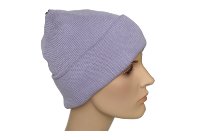 Сиреневая демисезонная шапка женская