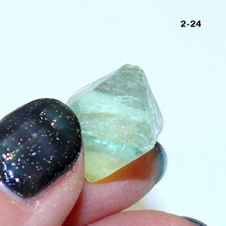 Флюорит натуральный (кристалл) №2-24: 3,5г - 17*17*17мм