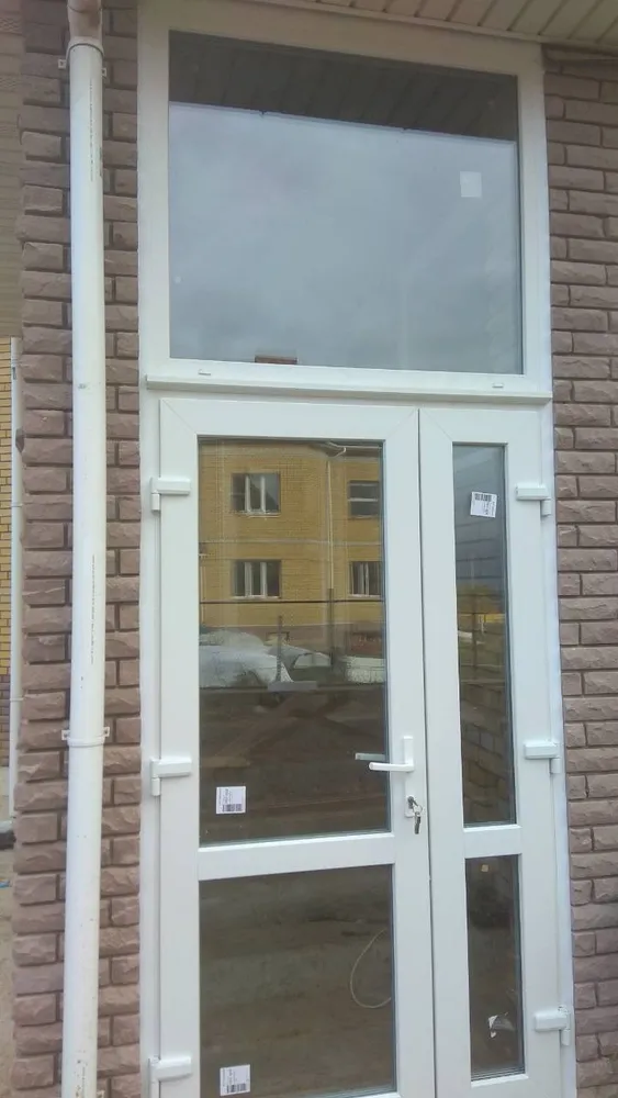 Входная группа в коттедж. Металлопластиковая штульповая (распашная) дверь. Низкий ал. порог, многозапорный нажимной гарнитур, тёплая обвязка фурнитуры по всему контуру. Высота конструкции 3,6 м. Двукамерный энергоэффективный стеклопакет. Профиль Века 70.