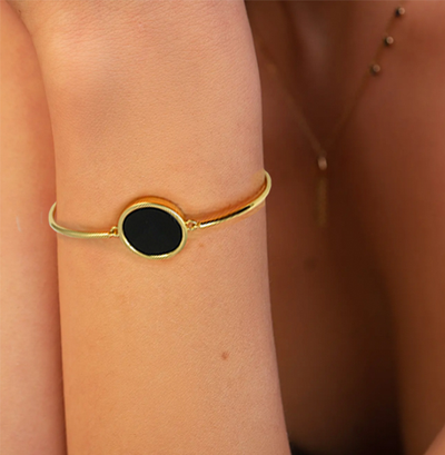 (АРТИКУЛ: 8212/63) БРАСЛЕТ ЖЕНСКИЙ, МЕТАЛЛ, ЗОЛОТИСТЫЙ, С ЧЕРНОЙ МАТОВОЙ ВСТАВКОЙ