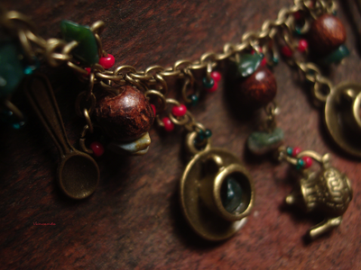 Благотворительность. "Чаепитие с чародеем", тонкое колье с подвесками, деревянными и бусинами кварца