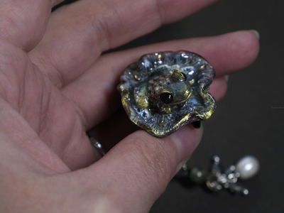 "Ночь перед волшебством", мини-брошь с лягушкой, жемчужиной и натуральными камнями