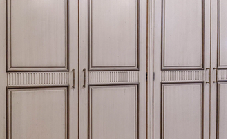 Встроенный шкаф для одежды четырехдверный.