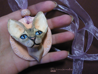 Крупная подвеска в виде кошки Катри