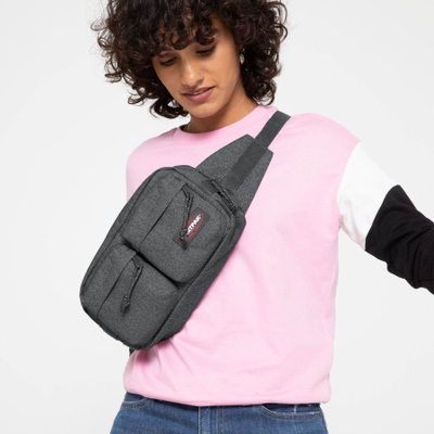 Девушка с сумкой Eastpak Bumbag Double Black Denim