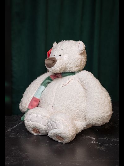 Плюшевый медведь с шарфом