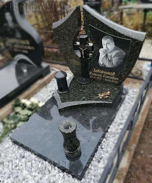 Памятник эксклюзивный гранитный с крестом