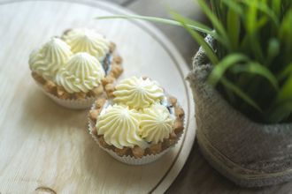 Корзиночка с черносливом и натуральными сливками (75 г)
