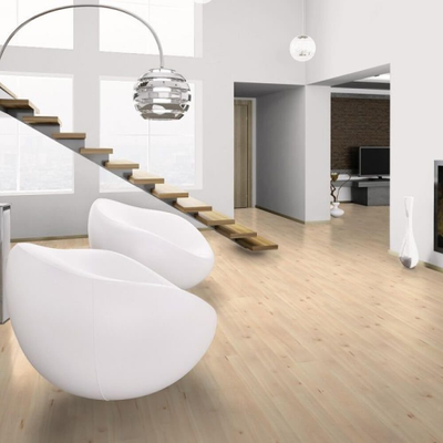 Биополы Purline Wineo 1500 wood L Uptown Pine PL083C в интерьере гостиной