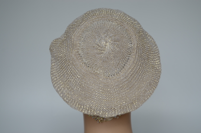 Женский берет со стразами