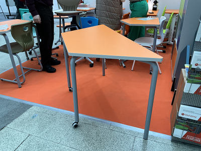 Стол фигурный лекционный (Трапеция)