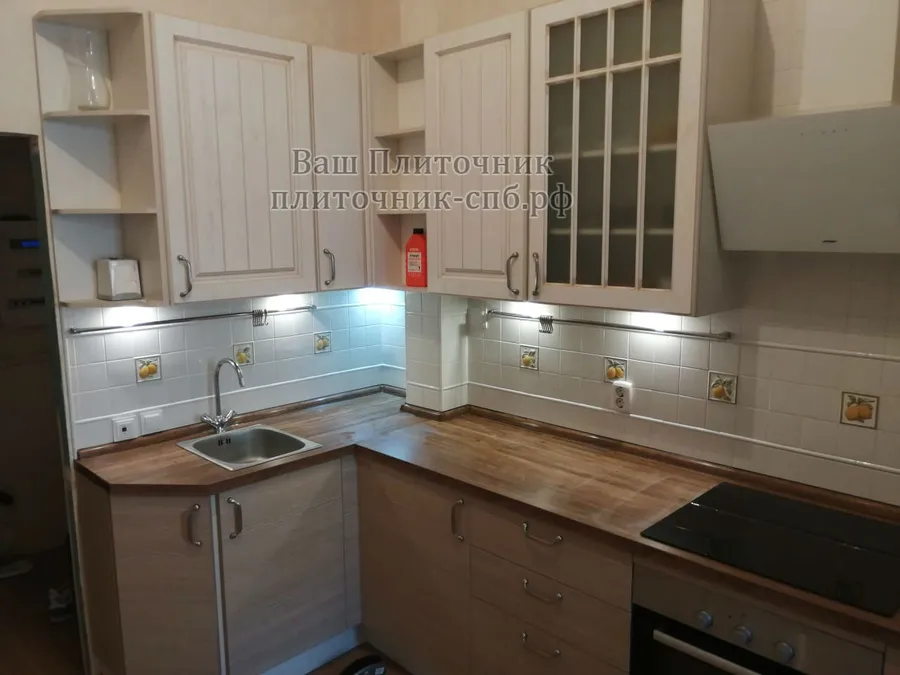 Укладка фартука из плитки 10*10 см с декором