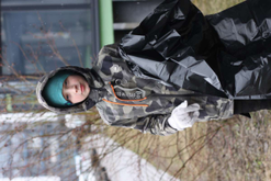 Ребята постарше показывают им пример