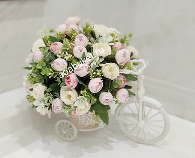 Композиция из искусственных цветов Велосипед белой розовой камелии № М022