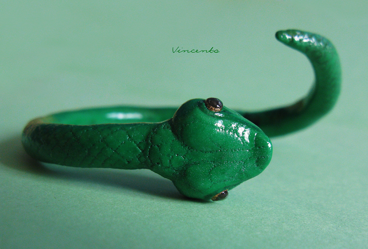 Необычный браслет в виде зелёной змеи из коллекции волшебных украшений