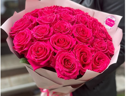 25 ярких роз в упаковке