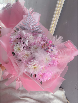 Букет из розовых хризантем и украшений