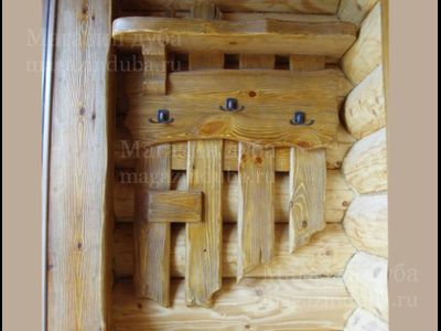 Деревянные полки и вешалки