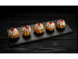 Профитроль с икорным муссом 10 шт 250гр 1500₽  Профитроль начиненный муссом из красной икры со сливочным сыром, украшен икринками.