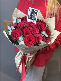 Букет из 15 красных роз  с эвкалиптом
