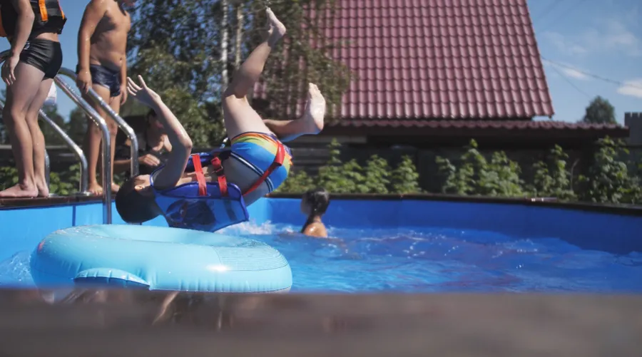 Бассейн "Баргузин" установлен на поверхности без бетонных работ, приобретен заказчиком в базовой комплектации и собран самостоятельно. 