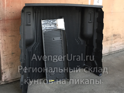 Вставка в кузов под кунг на новый Тойота Хайлюкс Рево 2017 перед отправкой нашему клиенту в Киров