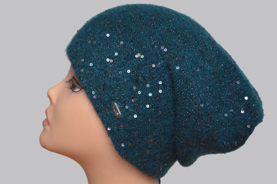 вязаная шапка изумрудного цвета с пайетками фото