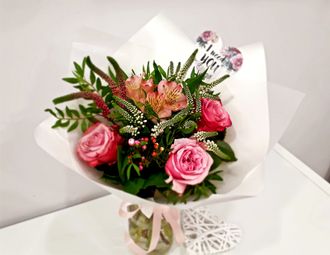 пионовидные розовые розы и альстромерии в букете в белой бумаге в набережных челнах