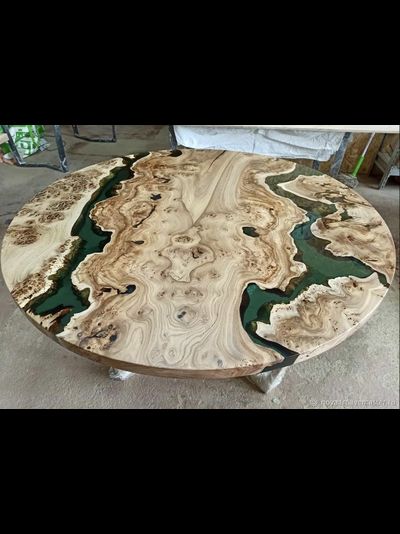 круглый стол из спила с рекой