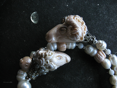 Новогодний браслет "Овечка и Барашек. Сказка о Мечте" с речным жемчугом, кораллом и авторскими бусинами из экоглины