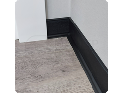 Плинтус ХДФ Dollken S60 Flex Life TOP 60мм Х 2,575 м - 1144 Черный в интерьере 1