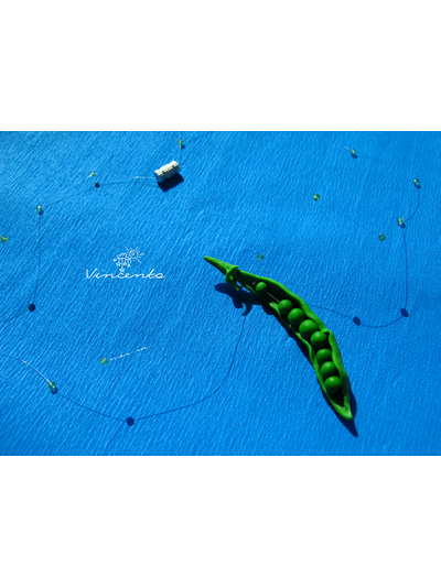 Кулон в виде стручка зелёного горошка - "Сказка о царе горохе"