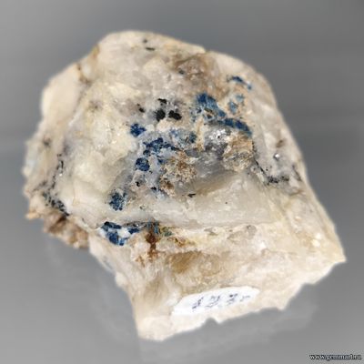 Лазулит в молочном кварце. Россия. 75*60*36мм