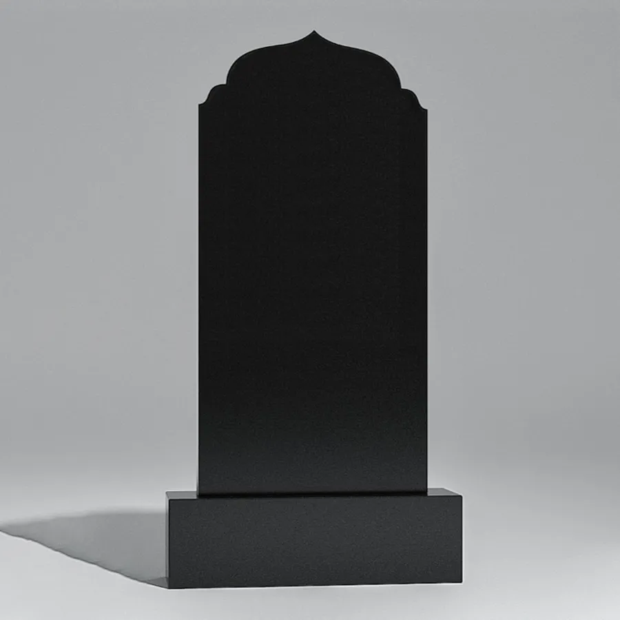 Памятник (габбро-диабаз).
Размеры стелы - 100*50/120*60 см.
Толщина - 5/7/8 см.
Стоимость - от 46000 руб. (за комплект с тумбой и цветником)