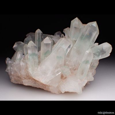 Горный хрусталь (разн. кварца) с фантомами, фуксит. 99*81*51мм