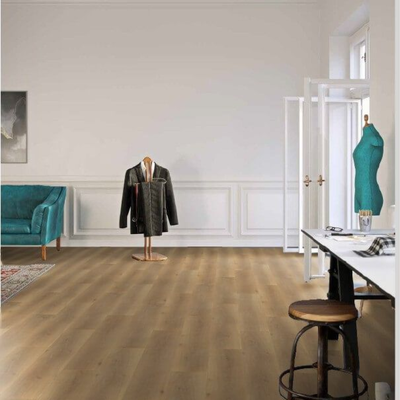 Ламинат Wineo Дуб Премиум Коричнево-Золотистый LA166MV4  в интерьере комнаты