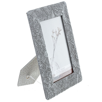 Фоторамка в серой раме с кружевным цветочным декором.