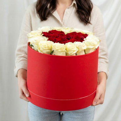 Шляпная коробка сердце из красных и белых роз