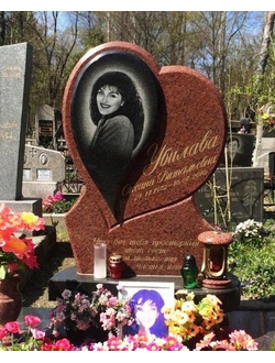Одинарный памятник на могилу в виде Сердца