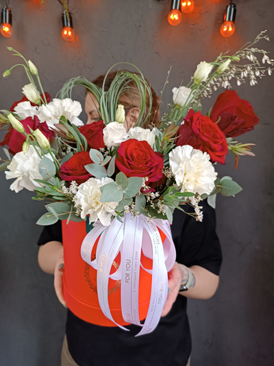 Композиция в шляпной коробке