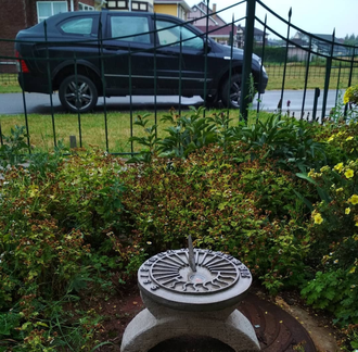 Скульптура из бетона Солнечные часы с компасом для сада